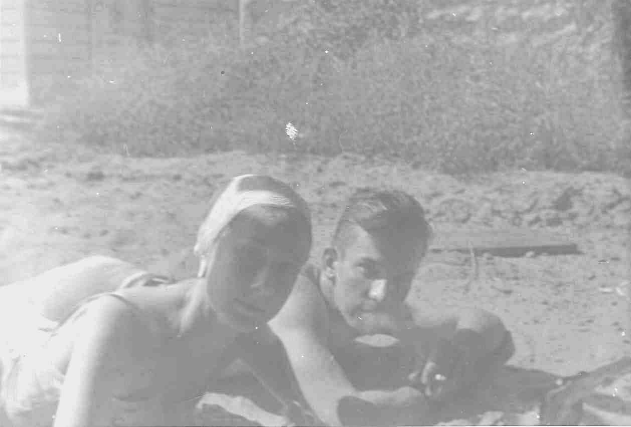 Mon&DadFirstDate2.jpg (45676 bytes)